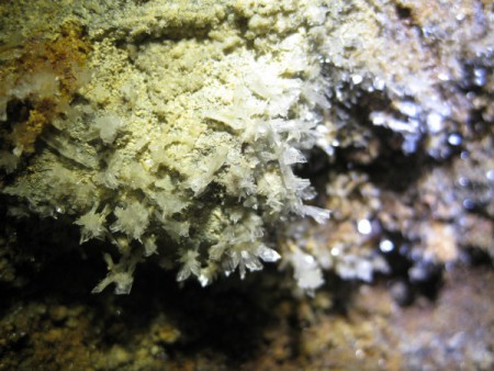 Kryštály na stene bane